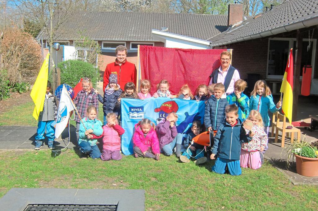 DLRG beucht Kindergarten Kinder passen gut auf Nobby auf